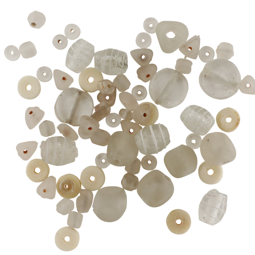 Find Blandede glasperler, klare og hvide perler i glas og ben, 20g hos Beadhouse of Copenhagen i dag, med en altid hurtig levering!