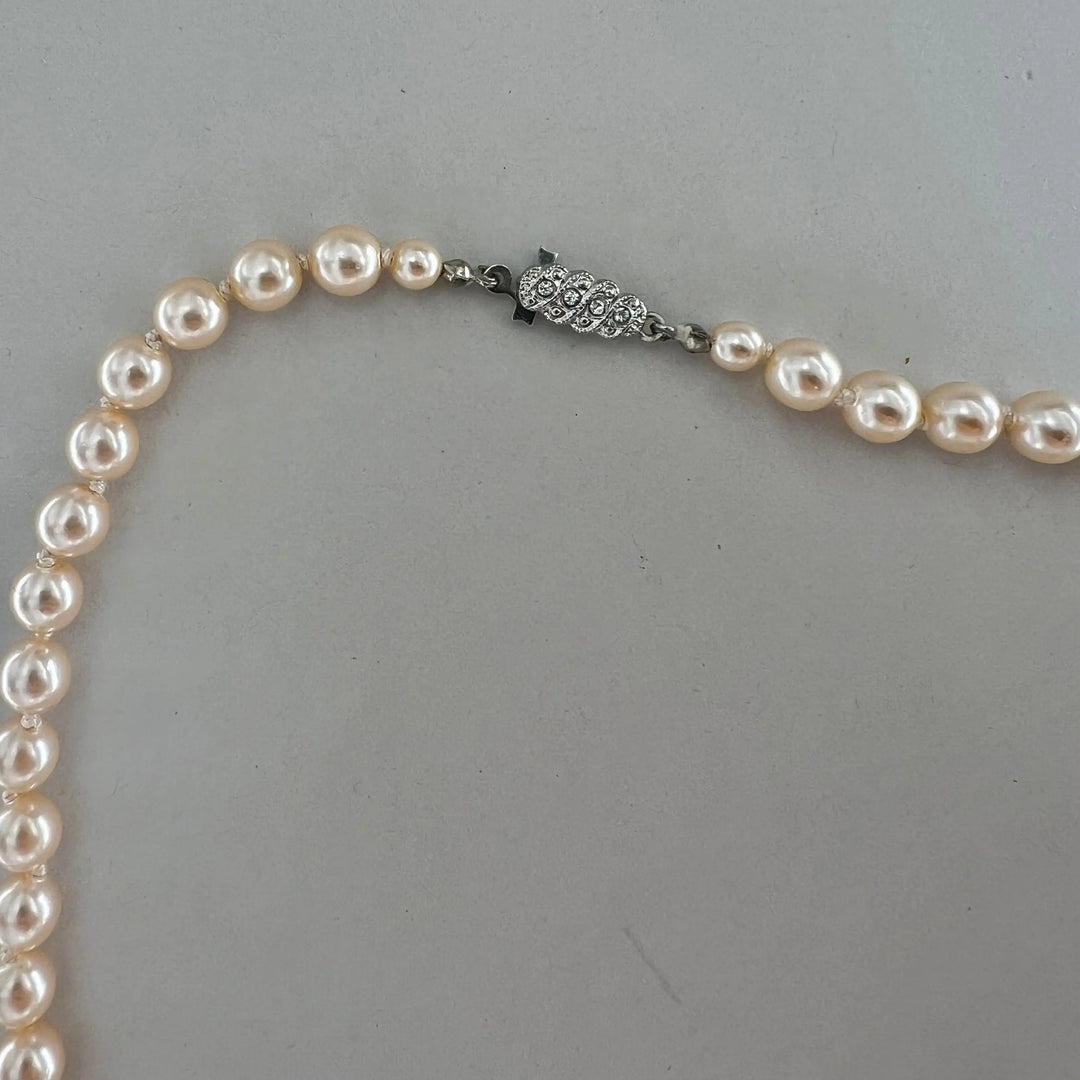 Halskæde, beige voksperler, forsølvet messing Beadhouse of Copenhagen