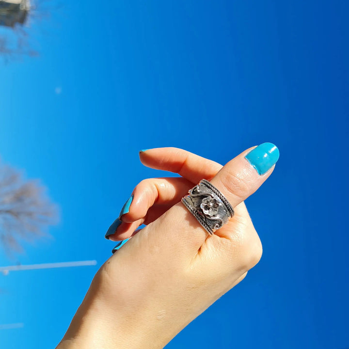 Fingerring, bredt bånd med blomst, sterlingsølv Beadhouse of Copenhagen