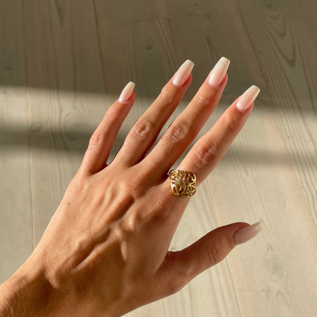 Find Fingerring, bred konkav med snirkler, forgyldt sterlingsølv hos Beadhouse of Copenhagen i dag, med en altid hurtig levering!