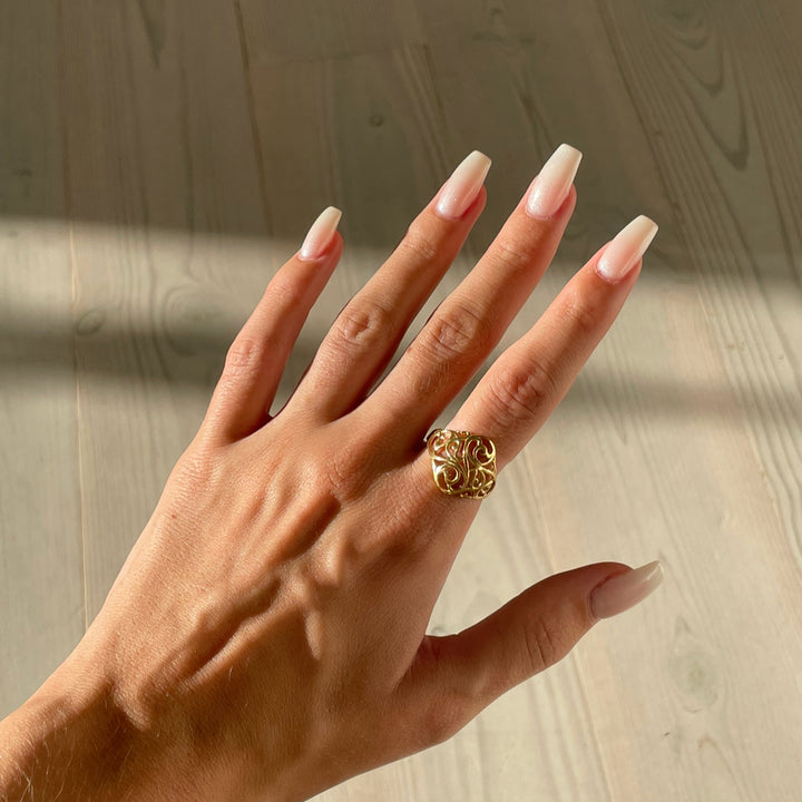 Find Fingerring, bred konkav med snirkler, forgyldt sterlingsølv hos Beadhouse of Copenhagen i dag, med en altid hurtig levering!