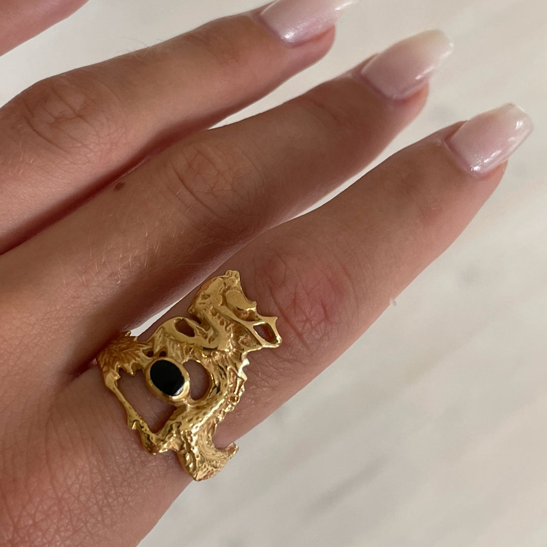 Find Fingerring, drage med onyx, forgyldt sterlingsølv hos Beadhouse of Copenhagen i dag, med en altid hurtig levering!