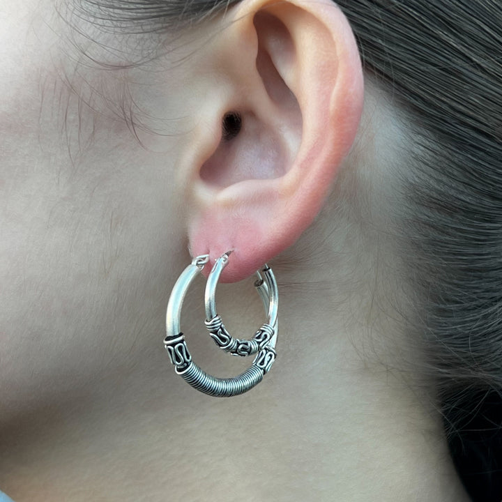 Find Øreringe, hoops med viklinger og bølger, sterlingsølv, 23 x 2-3,5 mm hos Beadhouse of Copenhagen i dag, med en altid hurtig levering!