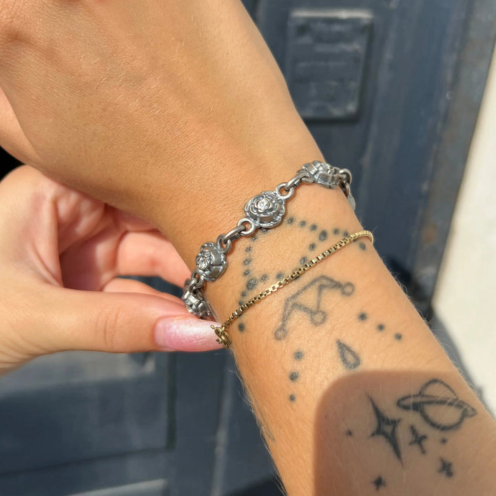 Armbånd med blomster-led og sten i forsølvet messing 17-19,5cm Beadhouse of Copenhagen