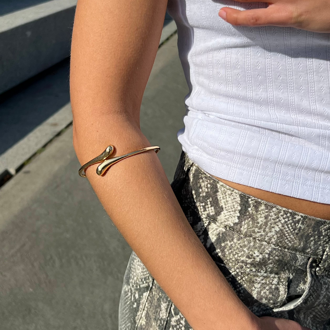 Armbånd, åben dråbe armring, forgyldt messing, 23cm, justerbar