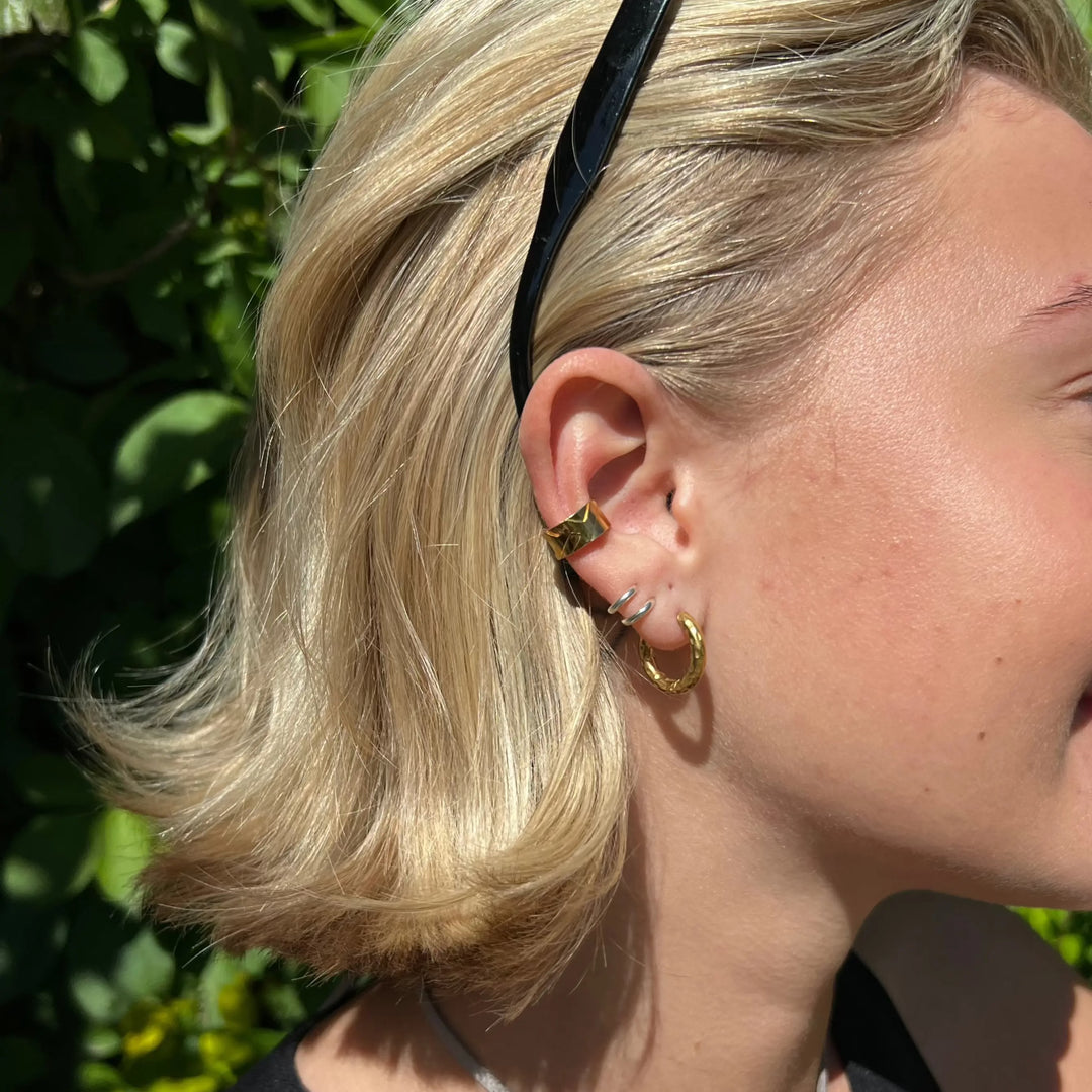 Øreringe, earcuff med relief, forgyldt sterlingsølv Beadhouse of Copenhagen