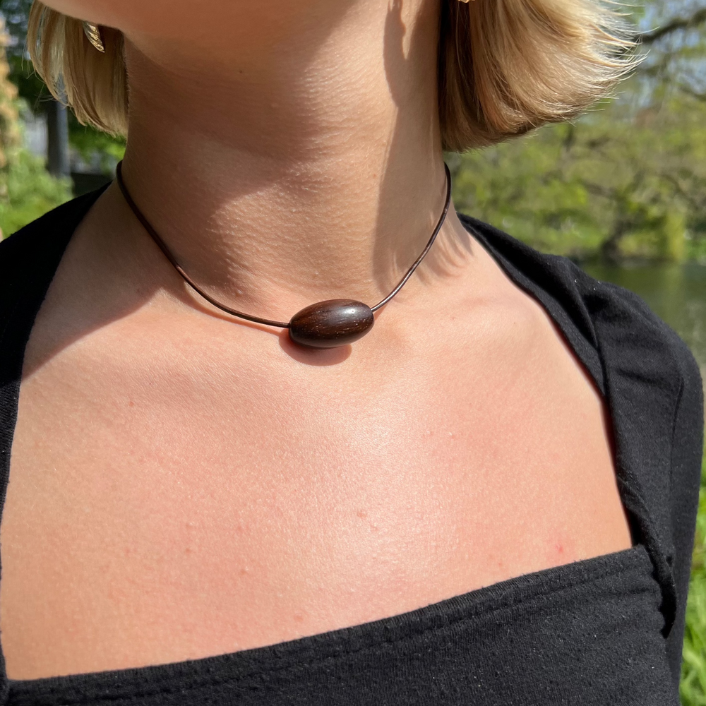 Halskæde, lædersnor med træperle, 37 cm BOC