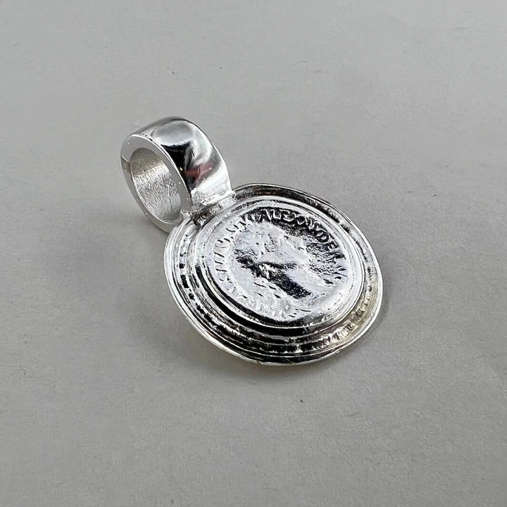 Vedhæng, mønt, forsølvet messing. 31 x 25 mm Beadhouse of Copenhagen