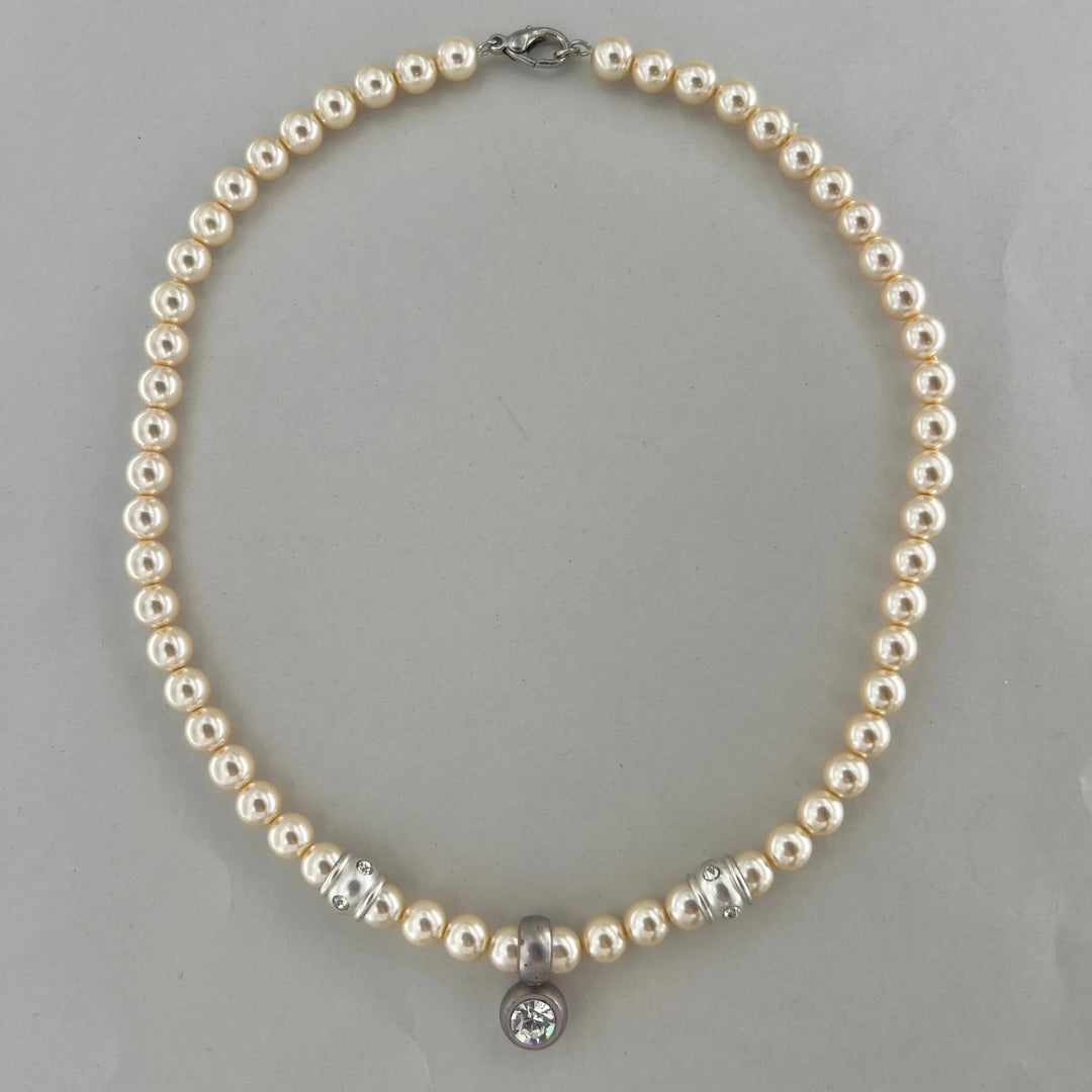 Halskæde, beige voksperler med krystal vedhæng, forsølvet messing Beadhouse of Copenhagen