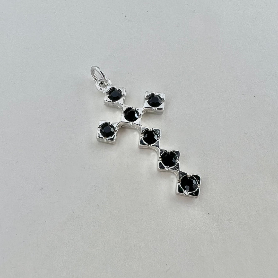 Find Vedhæng, kors, forsølvet messing og sort glaskrystal, 43 x 24 hos Beadhouse of Copenhagen i dag, med en altid hurtig levering!