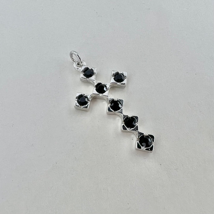 Find Vedhæng, kors, forsølvet messing og sort glaskrystal, 43 x 24 hos Beadhouse of Copenhagen i dag, med en altid hurtig levering!