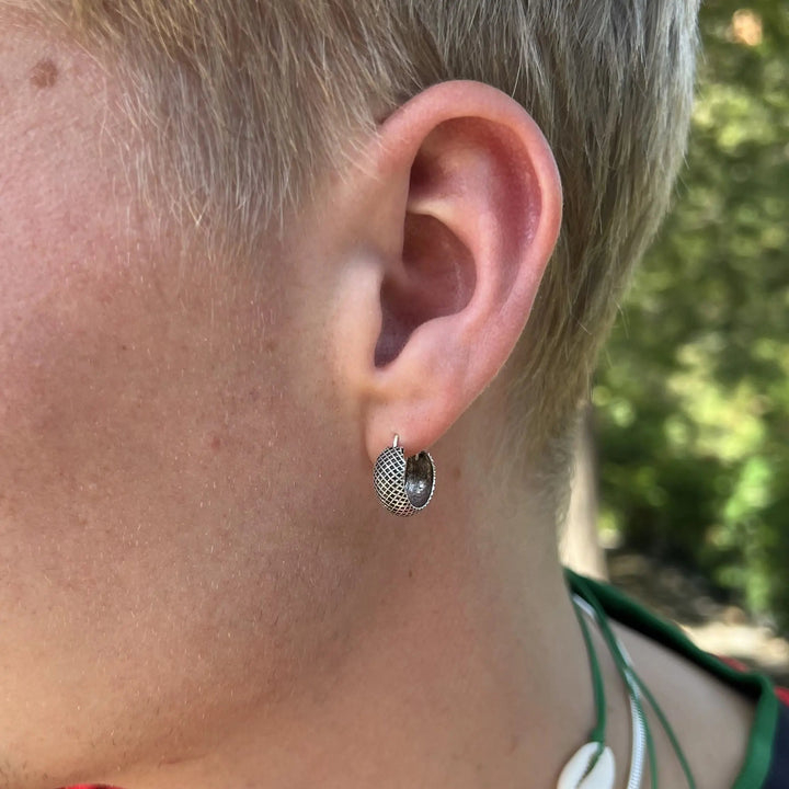 Øreringe, brede hoops med ternet mønster, sterlingsølv, 15 x 6 mm Beadhouse of Copenhagen