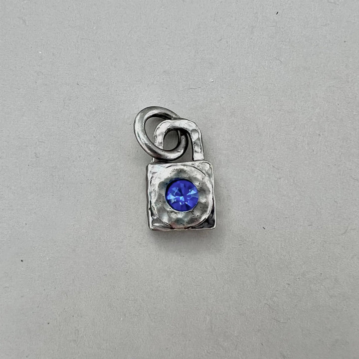 Vedhæng, lille chunky hængelås med farvet krystal, forsølvet messing Beadhouse of Copenhagen