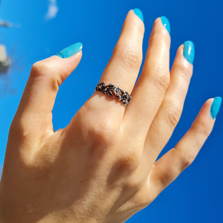 Find Fingerring, blomsterrelief, sterlingsølv hos Beadhouse of Copenhagen i dag, med en altid hurtig levering!