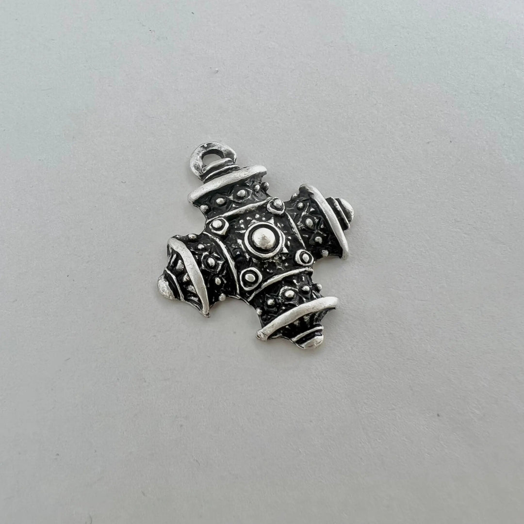 Vedhæng, kryds kors, forsølvet og oxideret messing, 31 x 18 mm Beadhouse of Copenhagen