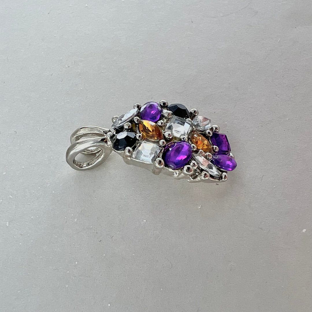Find Vedhæng, oval med glaskrystaller, forsølvet messing, 23 x 17 mm hos Beadhouse of Copenhagen i dag, med en altid hurtig levering!