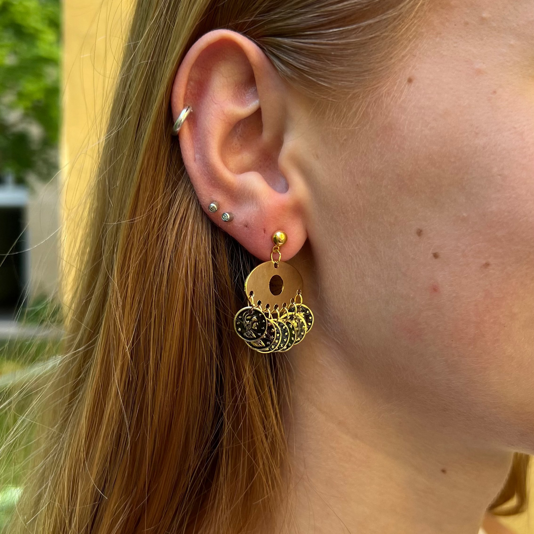 Hitta Örhängen, Belly Dancer Studs, Guldpläterad mässing från vårt stora utbud av Örhängen på Beadhouse i Köpenhamn i dag. Kom ihåg fri frakt över 400 DKK
