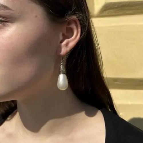 Øreringe, ørekrog stor hvid dråbe, forsølvet messing Beadhouse of Copenhagen