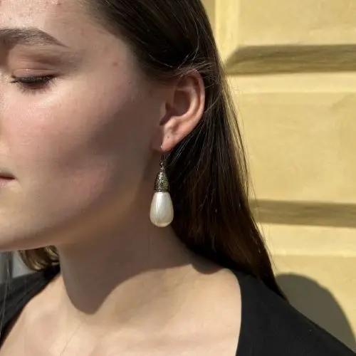 Øreringe, ørekrog stor hvid dråbe, forsølvet messing Beadhouse of Copenhagen