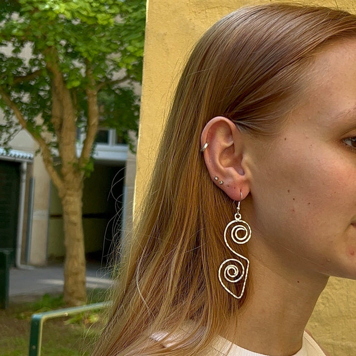 Find Øreringe, ørekroge dobbelt spiral, forsølvet og forgyldt messing blandt vores store udvalg af  Øreringe hos  Beadhouse of Copenhagen i dag. Husk gratis fragt over 400kr