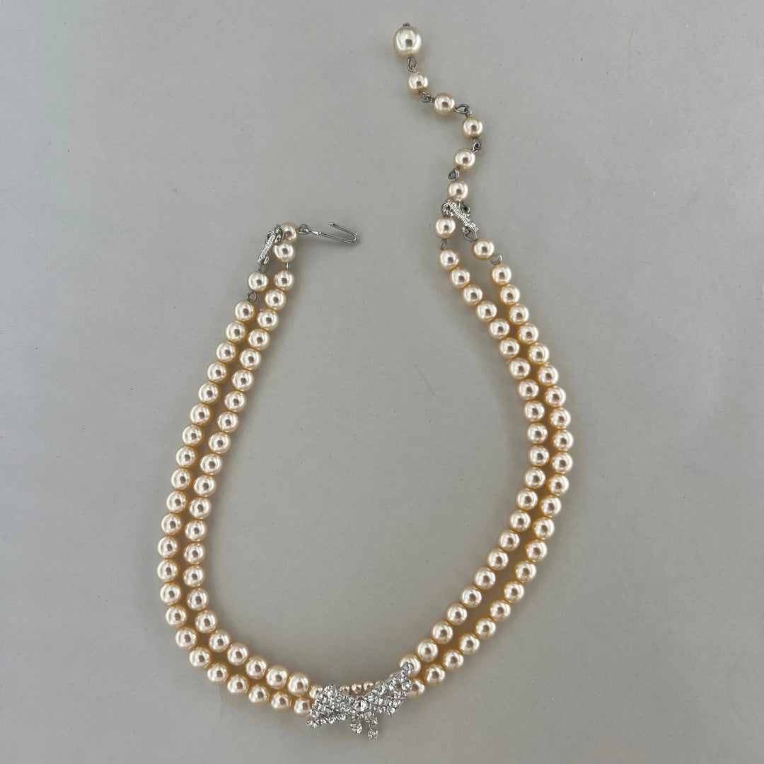 Halskæde, choker med beige voksperler og sløjfe vedhæng, forsølvet messing Beadhouse of Copenhagen