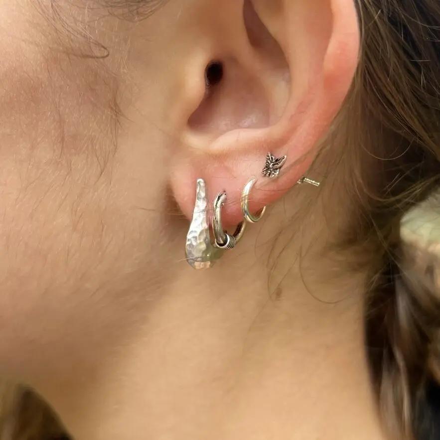 Øreringe, ørestikkere krog med banket overflade, forsølvet messing Beadhouse of Copenhagen