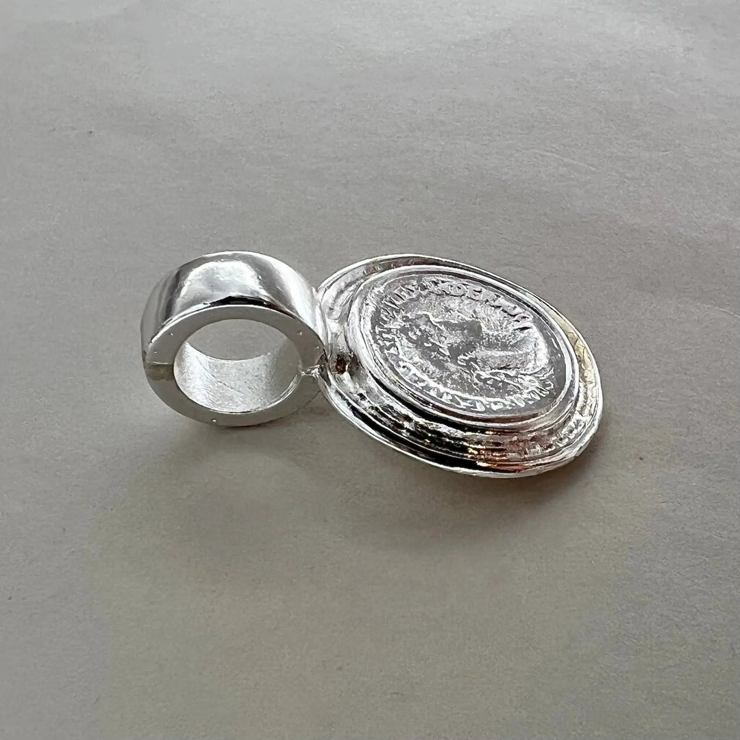 Vedhæng, mønt, forsølvet messing. 31 x 25 mm Beadhouse of Copenhagen