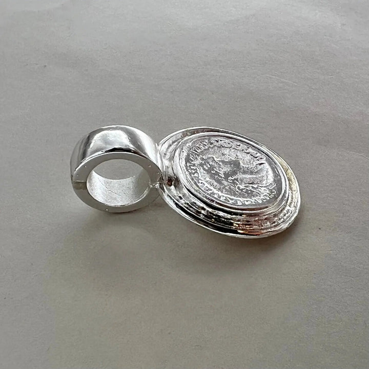 Vedhæng, mønt, forsølvet messing. 31 x 25 mm Beadhouse of Copenhagen