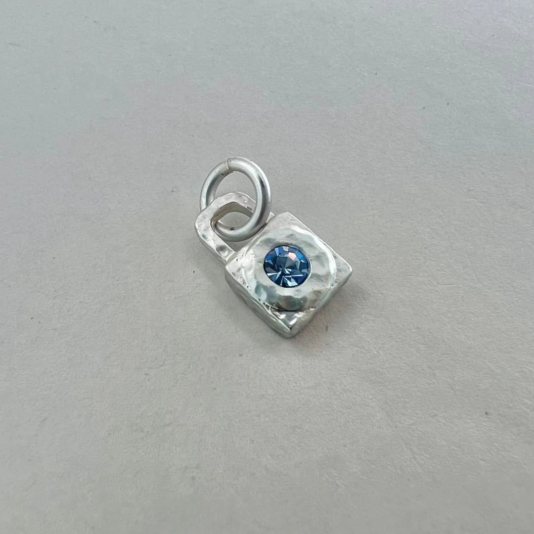 Vedhæng, lille chunky hængelås med farvet krystal, forsølvet messing Beadhouse of Copenhagen