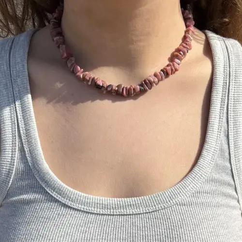 Halskæde, rhodonit chips, forgyldt stål, 40-45 cm Beadhouse of Copenhagen