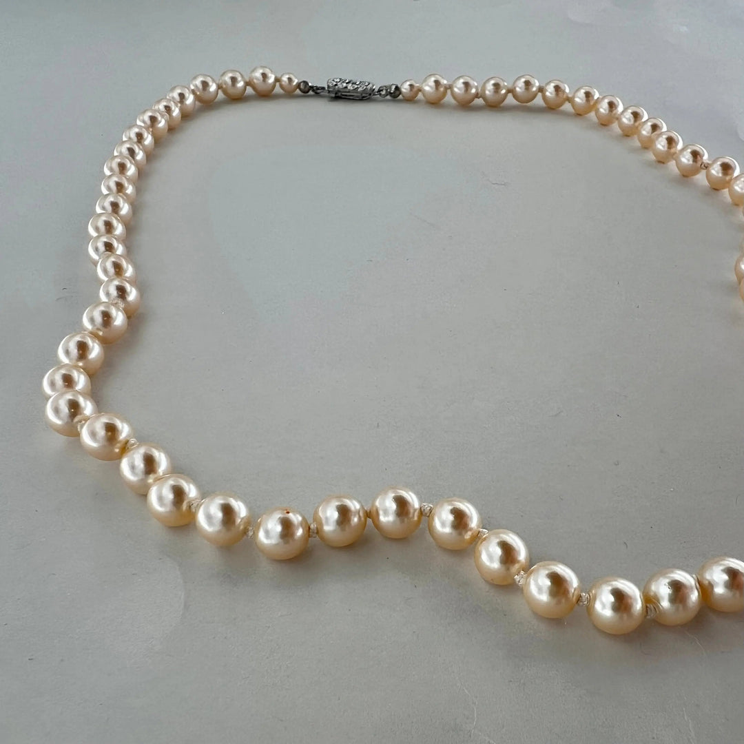 Halskæde, beige voksperler, forsølvet messing Beadhouse of Copenhagen