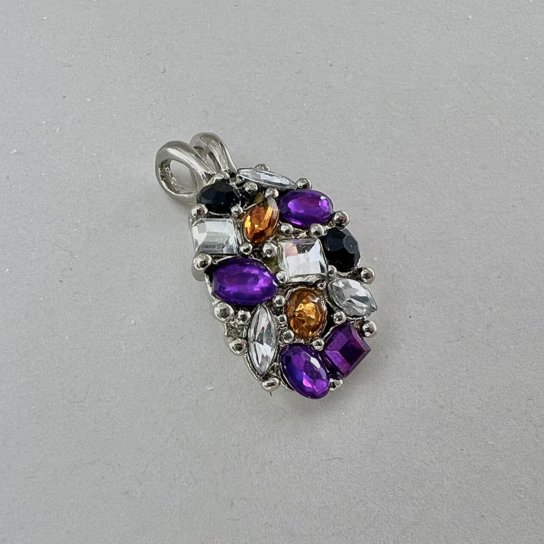 Find Vedhæng, oval med glaskrystaller, forsølvet messing, 23 x 17 mm hos Beadhouse of Copenhagen i dag, med en altid hurtig levering!