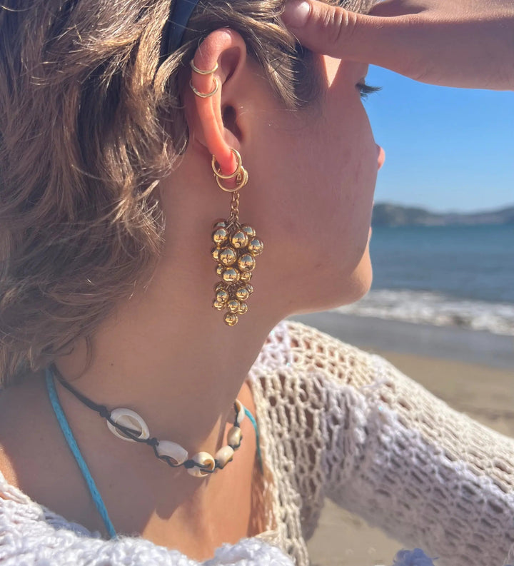 Øreringe, ørestikkere guld og sort perle klase, forgyldt messing Beadhouse of Copenhagen