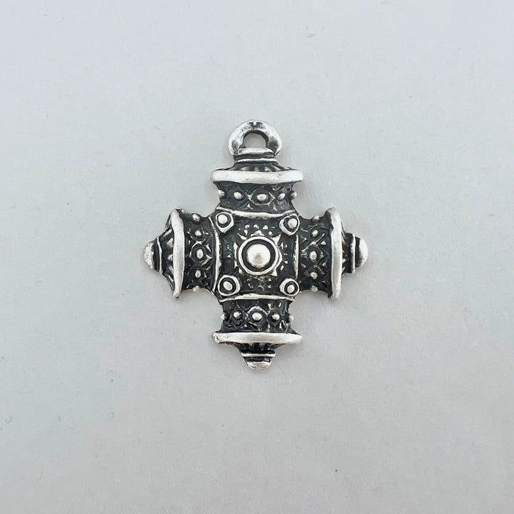 Vedhæng, kryds kors, forsølvet og oxideret messing, 31 x 18 mm Beadhouse of Copenhagen