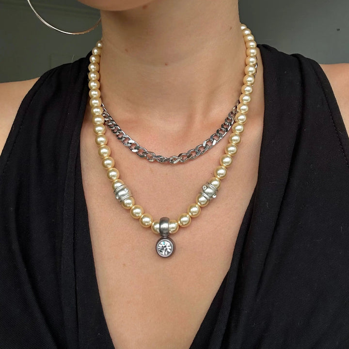 Halskæde, beige voksperler med krystal vedhæng, forsølvet messing Beadhouse of Copenhagen