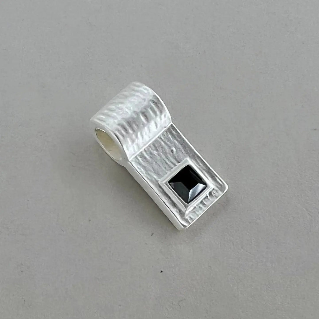 Vedhæng med sort sten i forgyldt og forsølvet messing BOC