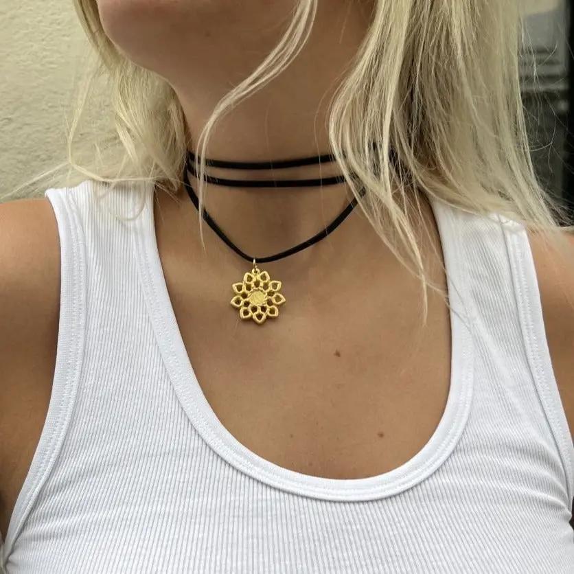 Vedhæng, mandala sol, forgyldt messing. BOC