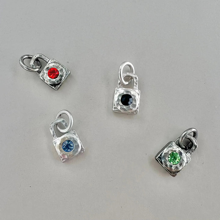 Vedhæng, lille chunky hængelås med farvet krystal, forsølvet messing Beadhouse of Copenhagen