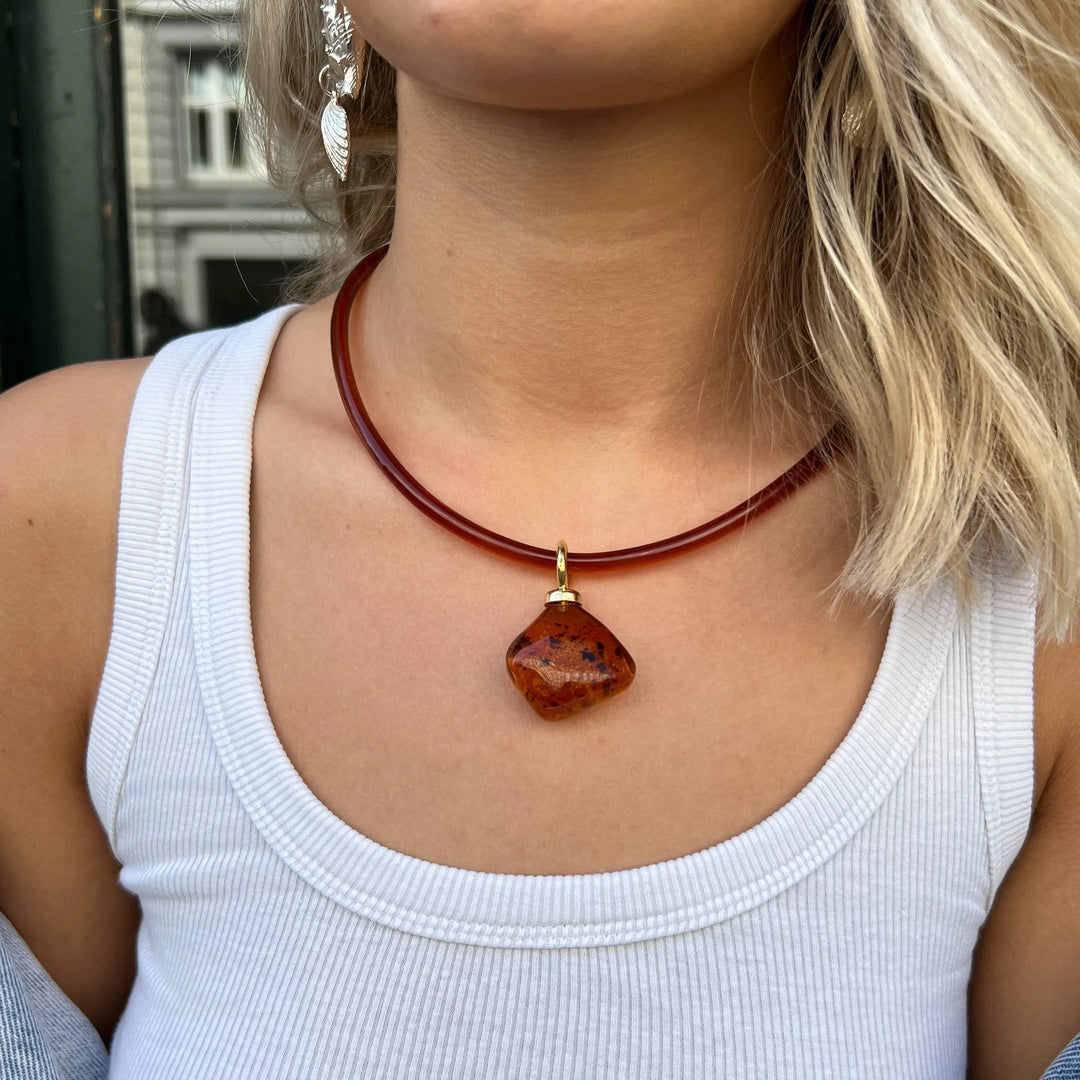 Halskæde, rav imitation vedhæng m. gummi snor, 46cm Beadhouse of Copenhagen