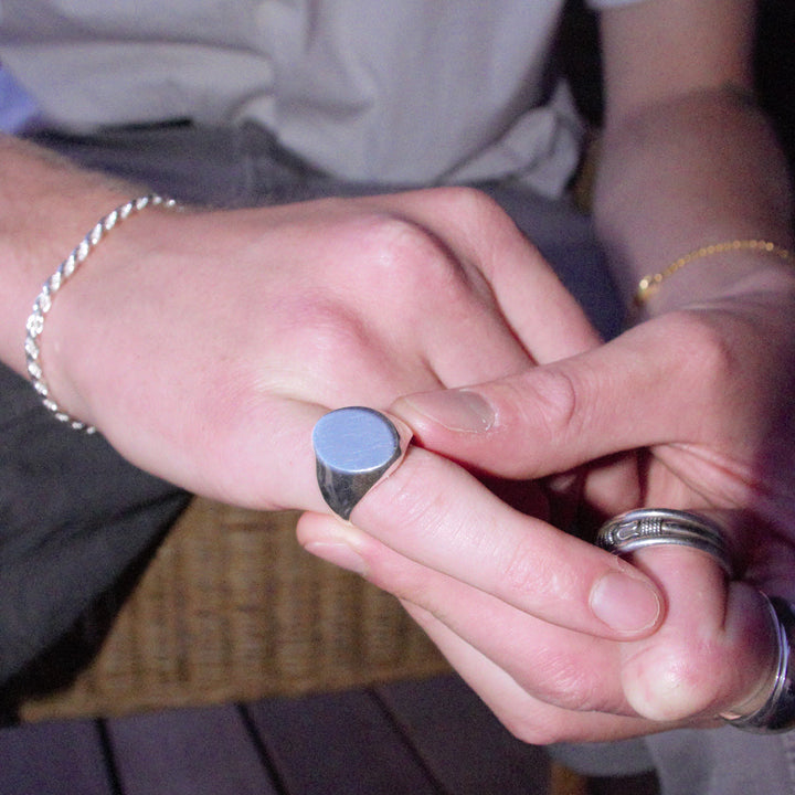 Find Fingerring, oval signet ring, sterlingsølv hos Beadhouse of Copenhagen i dag, med en altid hurtig levering!