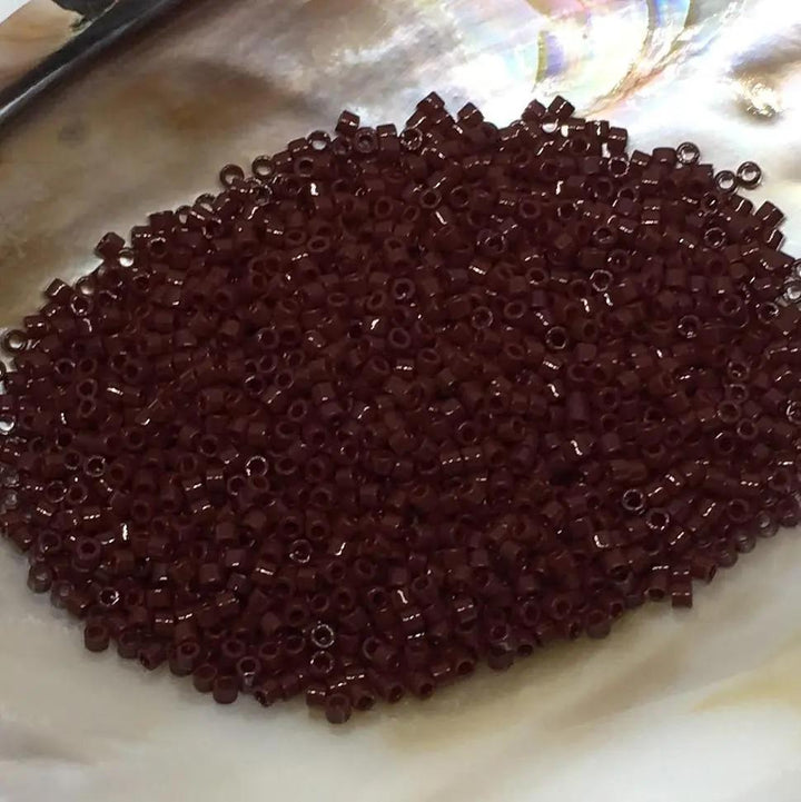 Brunglasperler, miyuki delica beads, opaque currant Krea