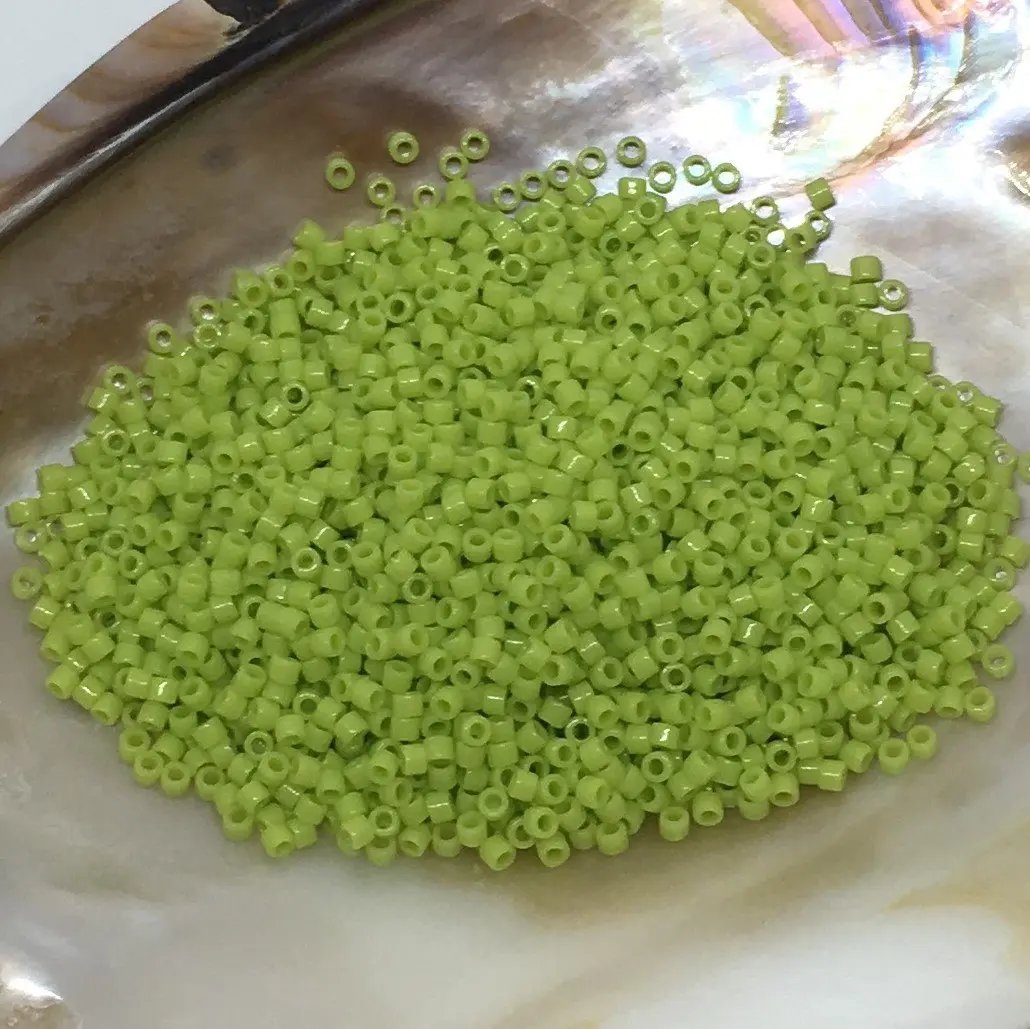 Grønne glasperler, miyuki delica beads, opaque chartreuse Krea