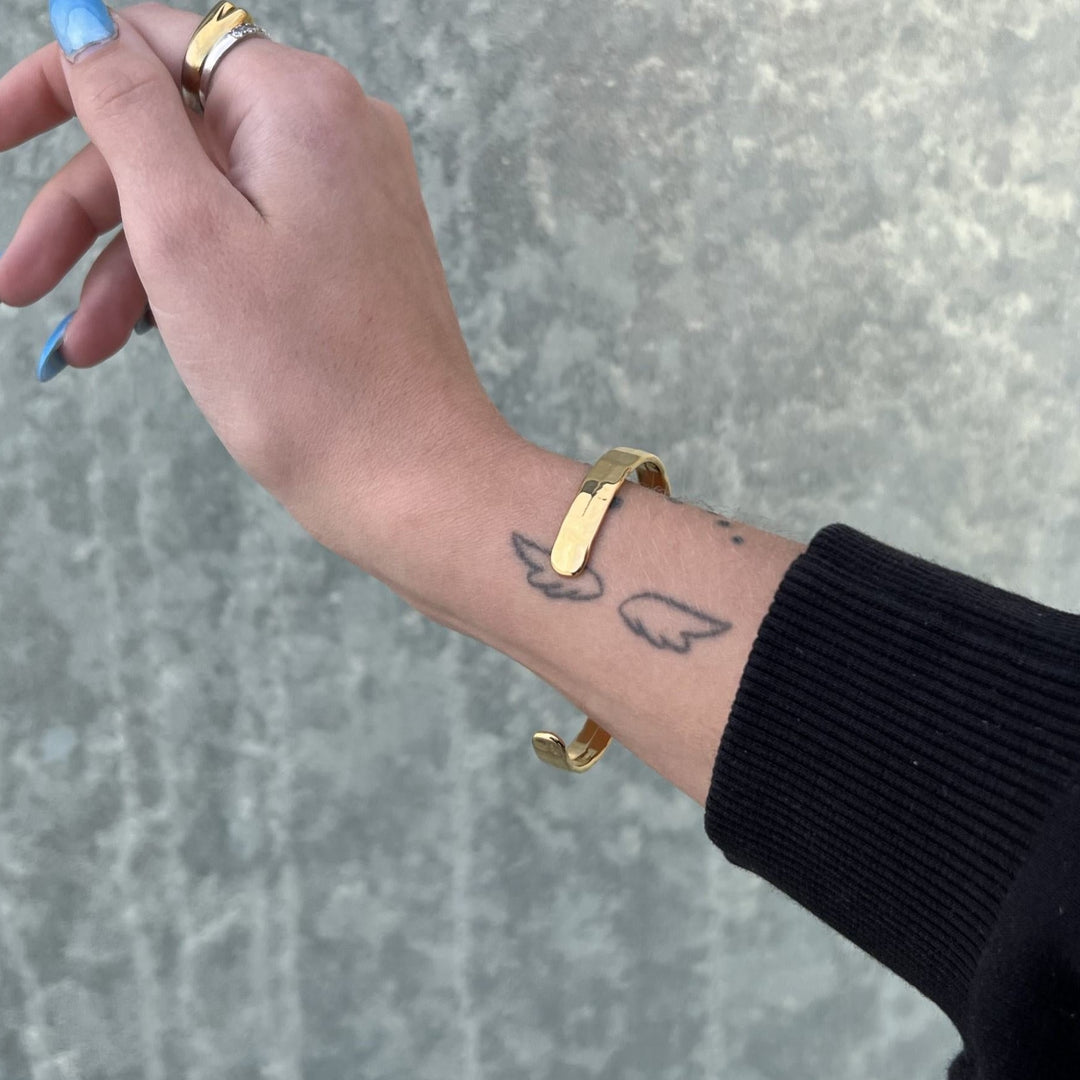 Find Armbånd, åben banket armring, forgyldt zamak, 62x50 mm hos Beadhouse of Copenhagen i dag, med en altid hurtig levering!