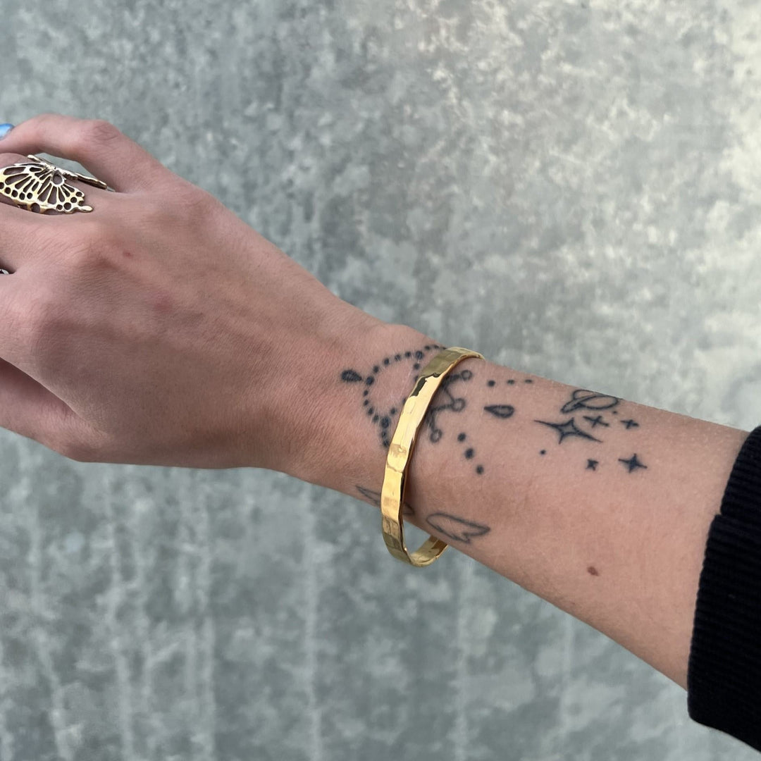 Find Armbånd, åben banket armring, forgyldt zamak, 62x50 mm hos Beadhouse of Copenhagen i dag, med en altid hurtig levering!