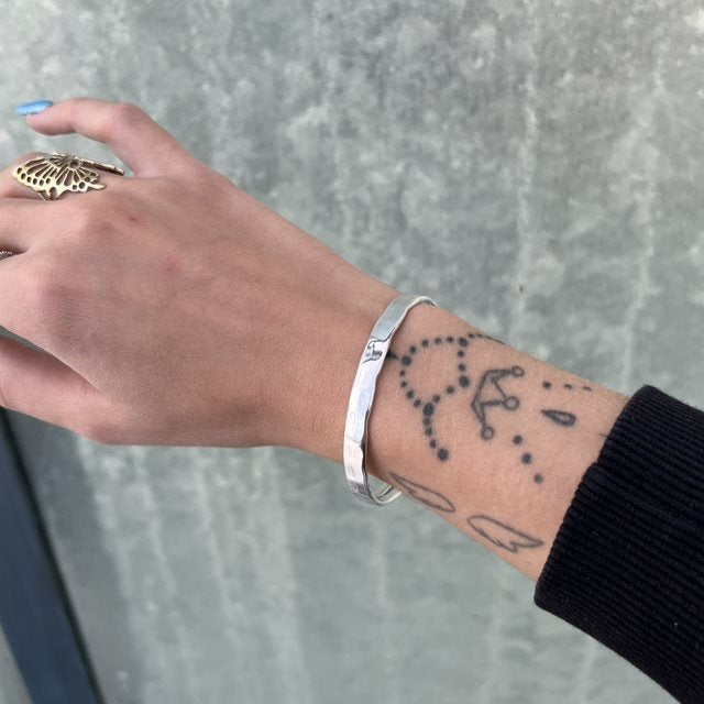 Find Armbånd, åben banket armring, forsølvet zamak, 62x50 mm hos Beadhouse of Copenhagen i dag, med en altid hurtig levering!