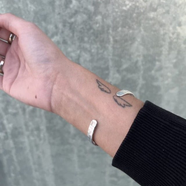 Find Armbånd, åben banket armring, forsølvet zamak, 62x50 mm hos Beadhouse of Copenhagen i dag, med en altid hurtig levering!