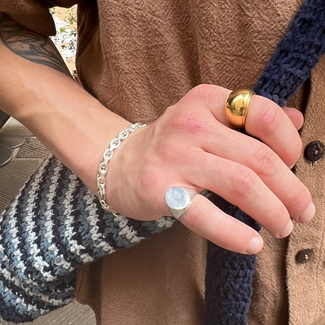 Find Fingerring, oval signet ring, sterlingsølv hos Beadhouse of Copenhagen i dag, med en altid hurtig levering!
