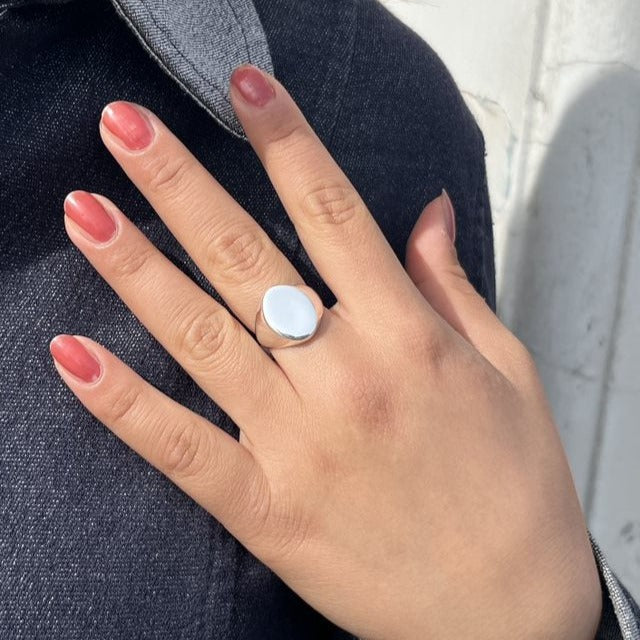 Find Fingerring, oval signet ring, sterlingsølv hos Beadhouse of Copenhagen i dag, med en altid hurtig levering!