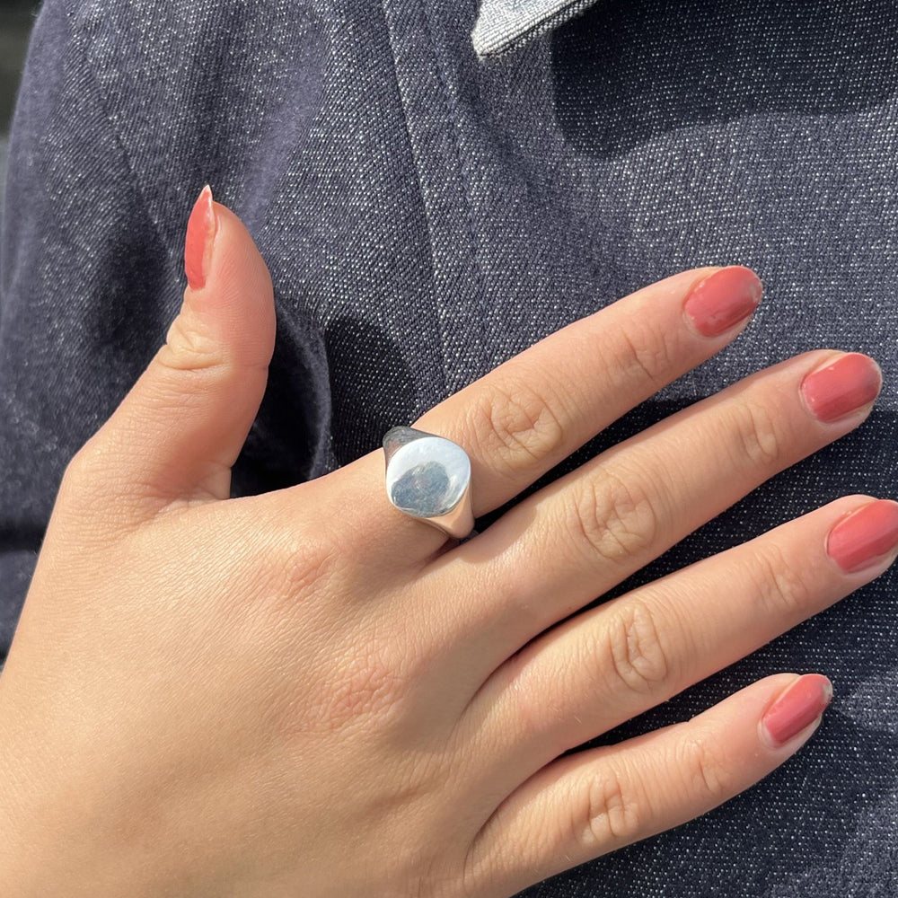 Find Fingerring, spids oval signet ring, sterlingsølv hos Beadhouse of Copenhagen i dag, med en altid hurtig levering!