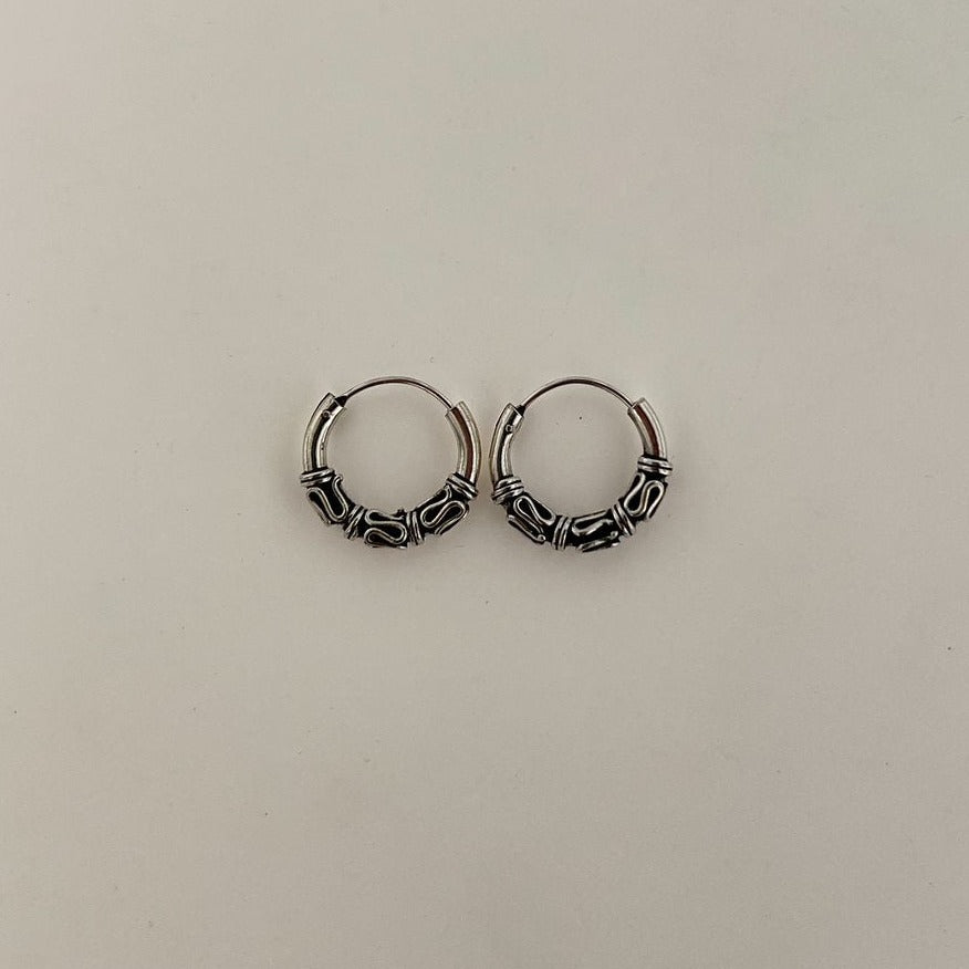 Find Øreringe, hoops med bølger og viklinger, sterlingsølv, 16 x 2 mm hos Beadhouse of Copenhagen i dag, med en altid hurtig levering!